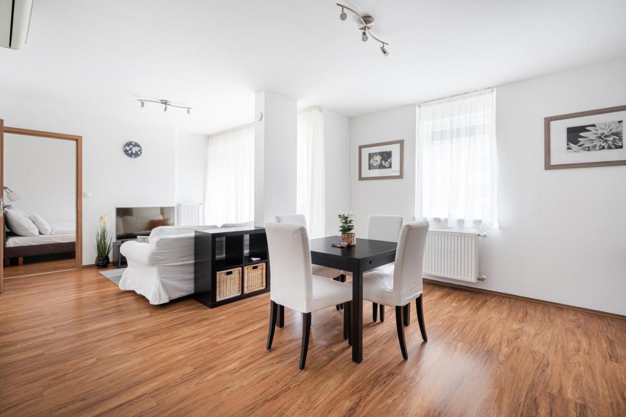 White Cascade Realty * Boedapest